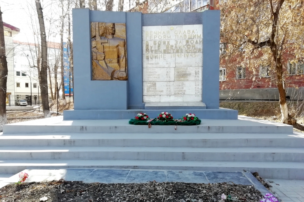 Памятник пгибшим в годы войны работникам кирпичного завода.