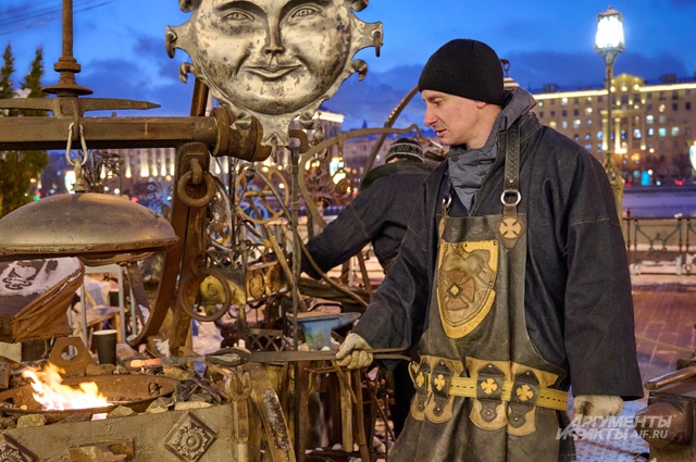 Каждый день на Тверской площади и в парке Горького мастера-кузнецы проводили мастер-классы.