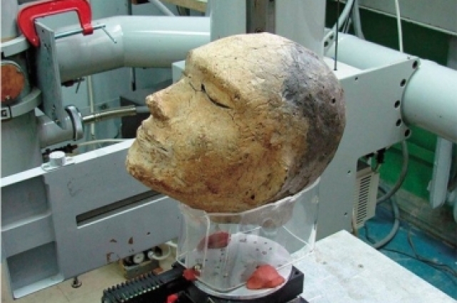 Археологи Сибири нередко находят обломки или целые глиняные погребальные маски.