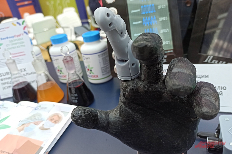 Бионический протез пальца, разработанный в Сибири. 