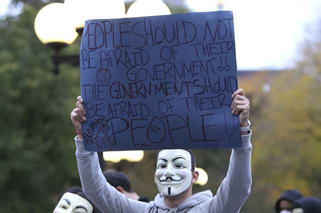  Народ должен перестать бояться своего правительства. Правительства должны начать бояться народа надпись на плакате на массовой акции протеста в Нью-Йорке, ноябрь 2014 года