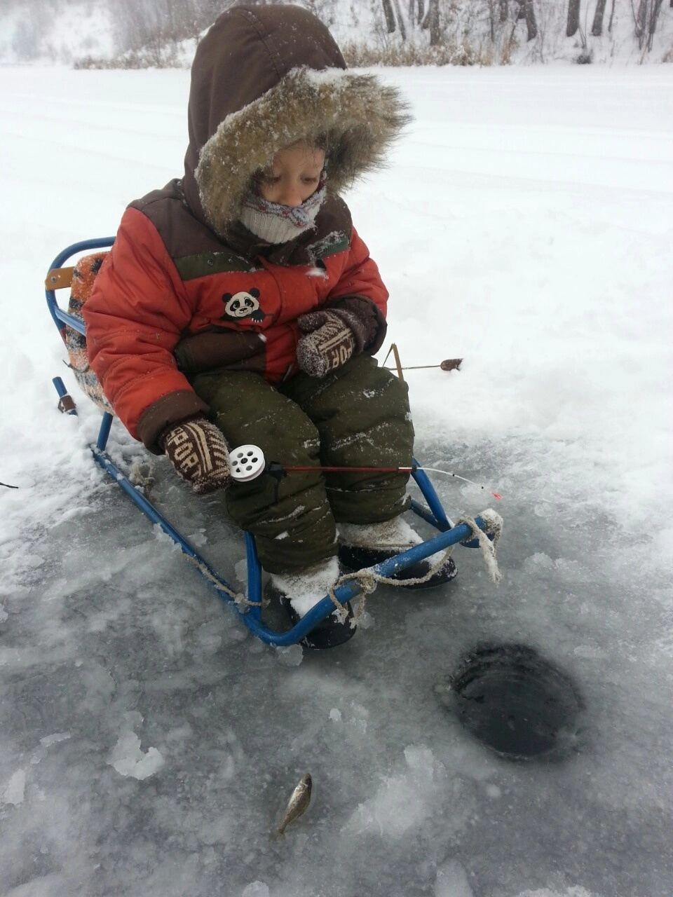 То самое фото Егора на первой рыбалке.