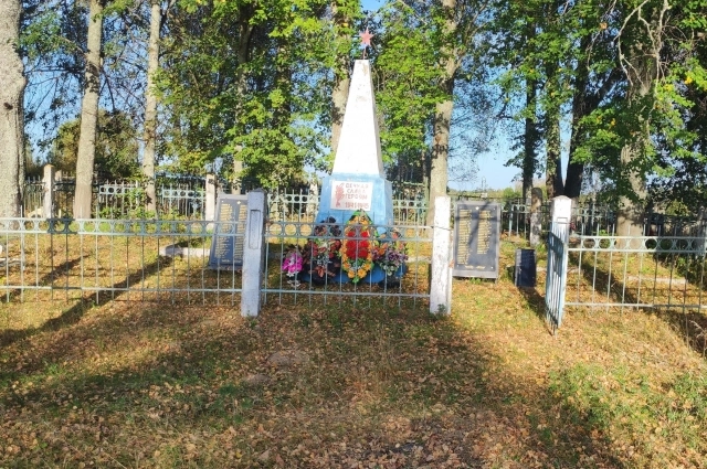 Воинское захоронение близ деревни Морозово Нелидовского округа.