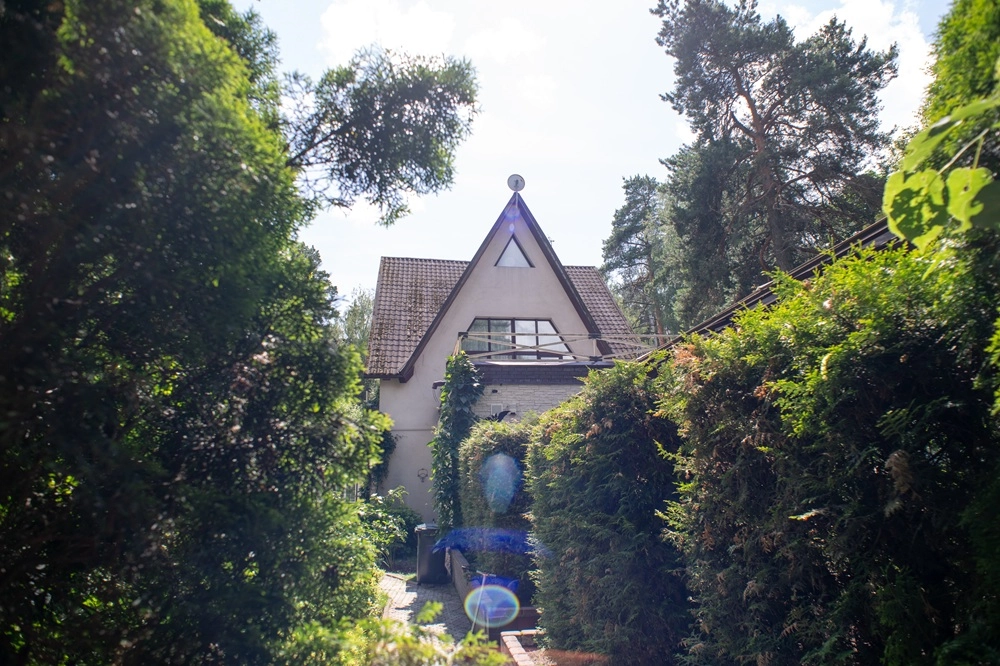 Теперь это место ничем не напоминает о тех страшных убийствах, которые происходили здесь много лет назад.