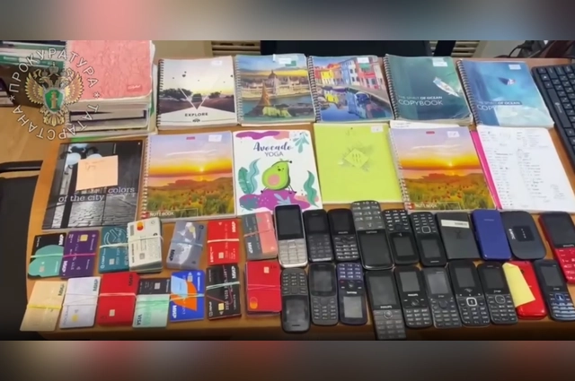 У семьи мошенников изъяли черную бухгалтерию и технику.