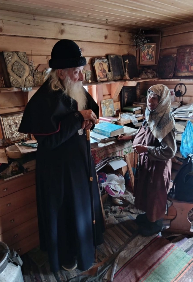 В доме Агафьи Лыковой провели молебен.