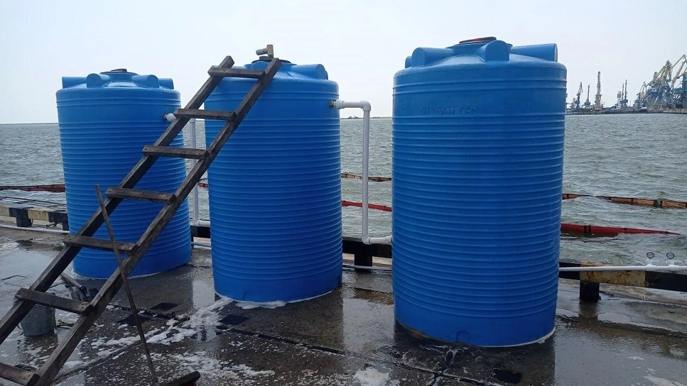 Ёмкости для сбора льяльных (загрязнённых) вод наполняли и вывозили с причала.