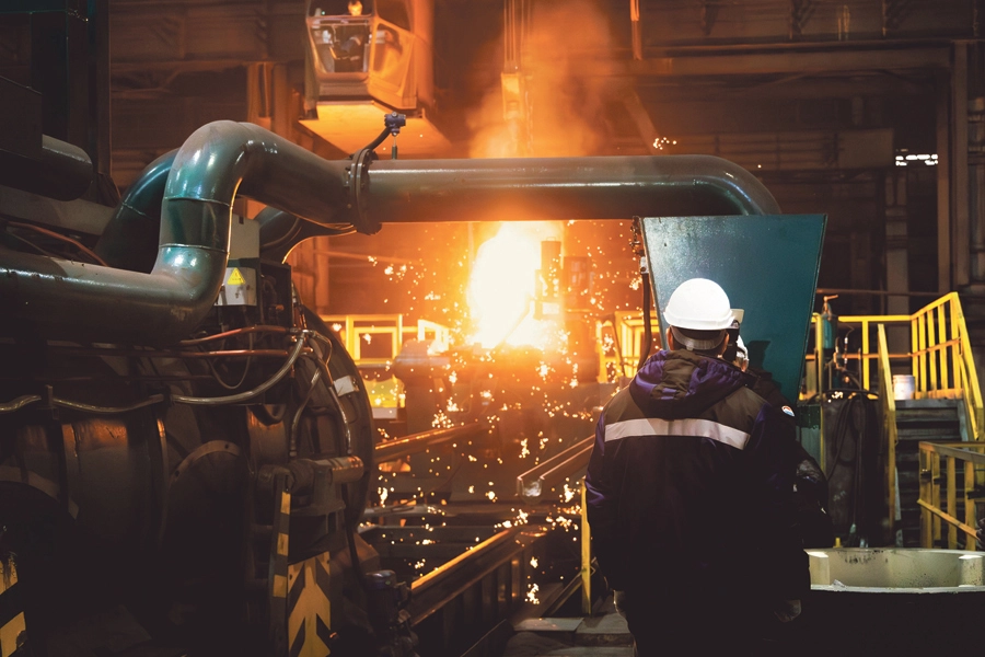 С 1990 года рядом с людьми уже трудятся роботы-помощники – завод закупил первую линию центробежных машин. В цехах создаётся продукция литья и мехобработки, в том числе высокоточные изделия для оборонного комплекса. В 2021 году осуществлён полный переход компании в российскую юрисдикцию. В модернизацию вложено 1,5 млрд рублей. Активы выросли в пять раз, средняя зарплата сотрудников – в два раза, а налоговые отчисления в бюджет – в три раза. Вся прибыль с тех пор остаётся в России.