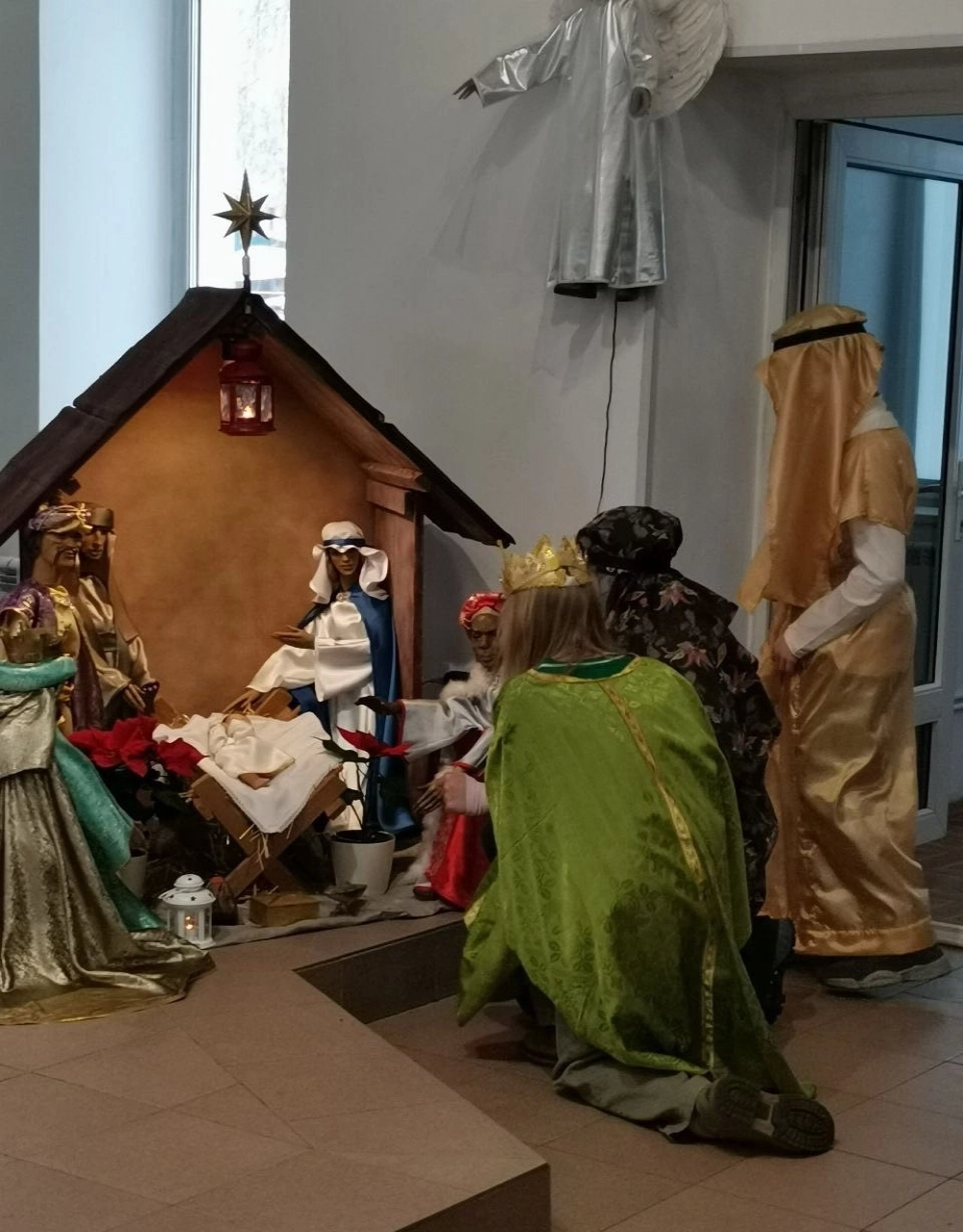 В католической традиции центральное место в убранстве помещений занимает не ёлка, а вертеп — композиция, изображающая сцену Рождества.