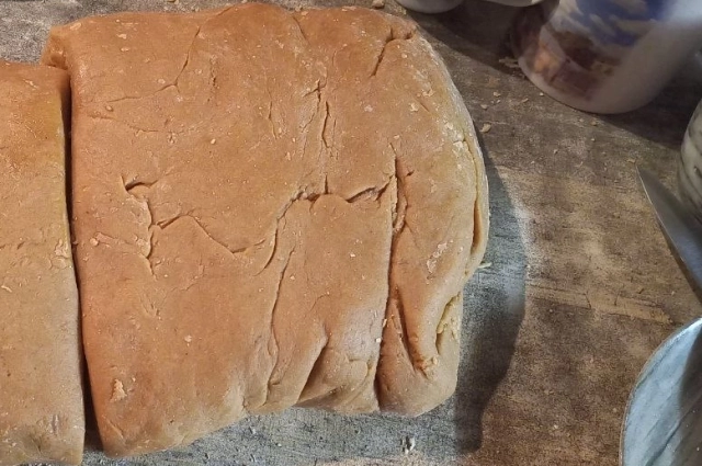 Пряничное тесто должно быть достаточно крутым - это гарант прочности будущего домика.