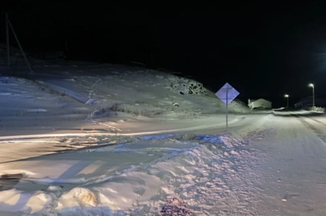 Рядом с опасным объектом находится дорога.