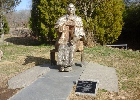 Памятник Ванге в селе Рупите в Болгарии.