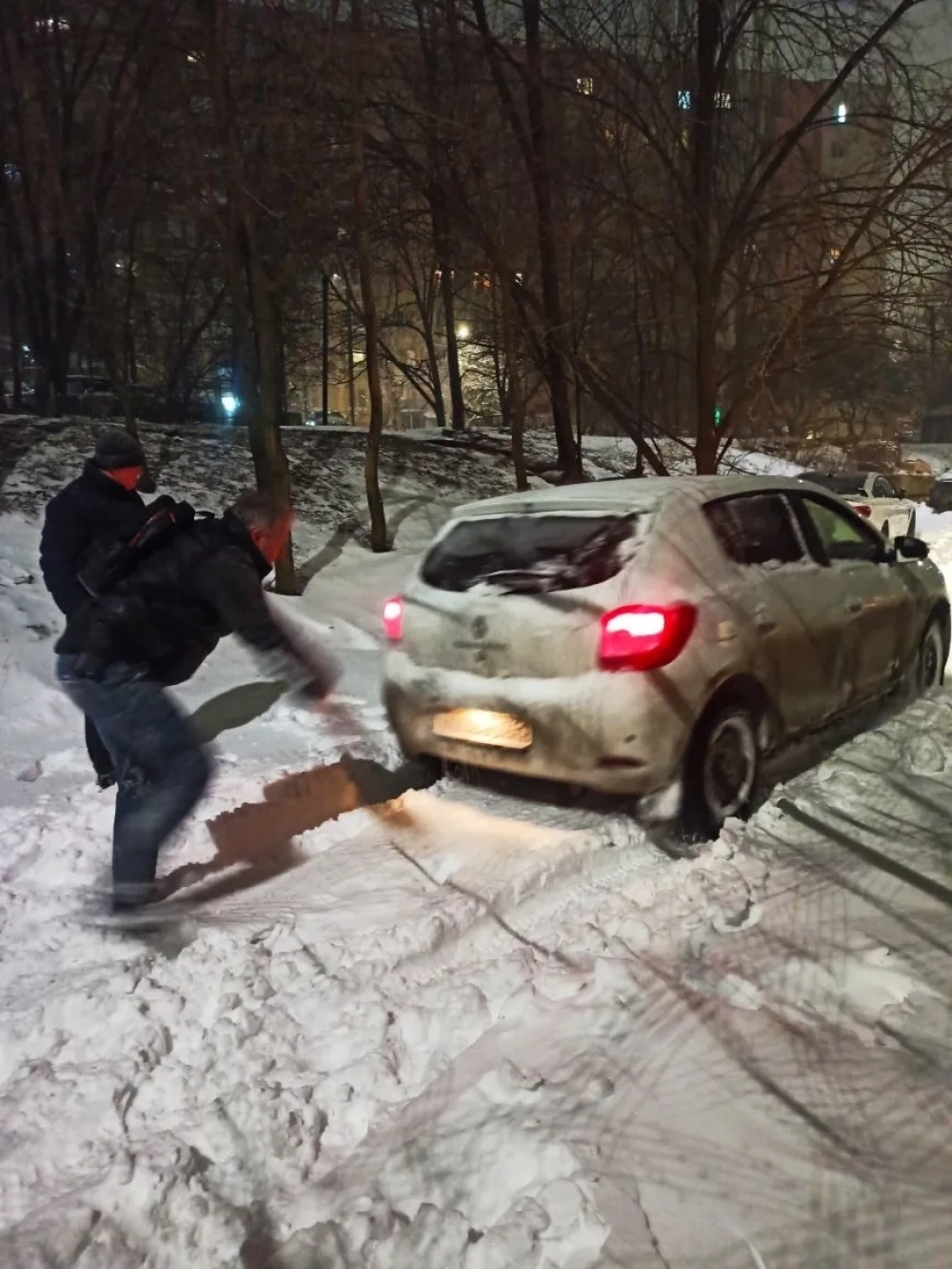 Соседи помогают друг другу выехать из сугробов снега