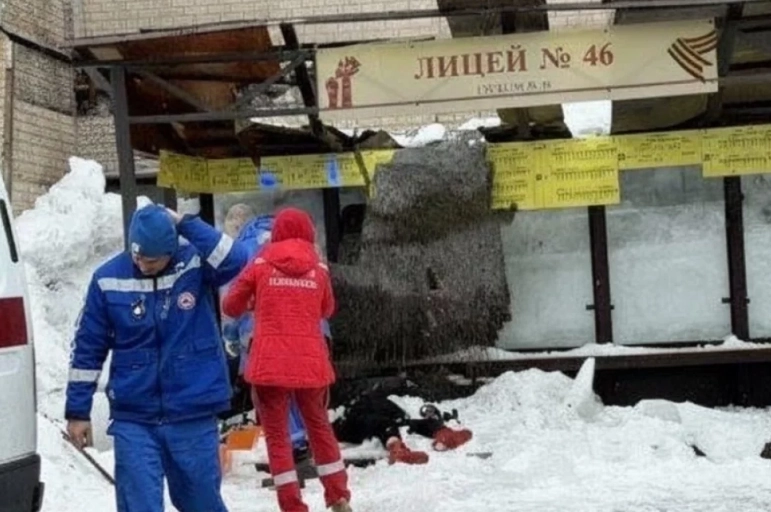 Одна из самых страшных трагедий произошла 17 марта - глыба льда насквозь прошила крышу на остановке