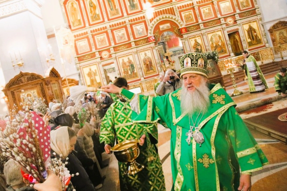 Владыка Артемий на Всенощном Бдении в преддверии Вербного воскресенья.