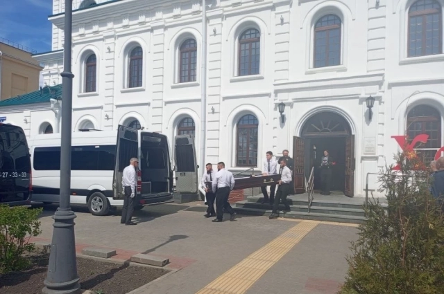 На церемонии прощания.