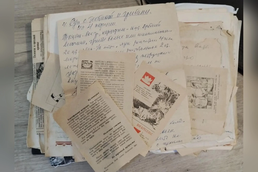 Советские женщины собирали рецепты, в том числе и напечатанные в газетах и на листках отрывных календарей.