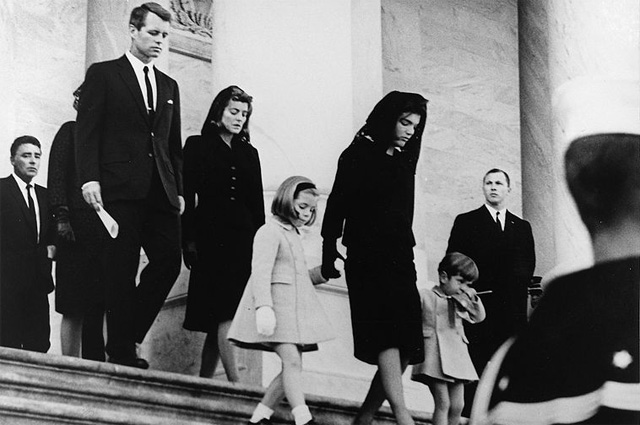 Члены семьи выходят из американского Капитолия после церемонии прощания с президентом 24 ноября 1963 года