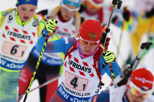 В центре - Екатерина Шумилова (Россия) на дистанции смешанной эстафеты чемпионата мира по биатлону в норвежском Холменколлене.