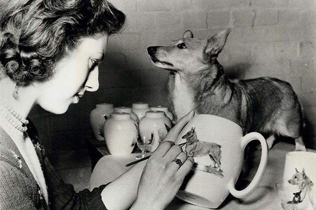 Элизабет II с одной из своих собак.