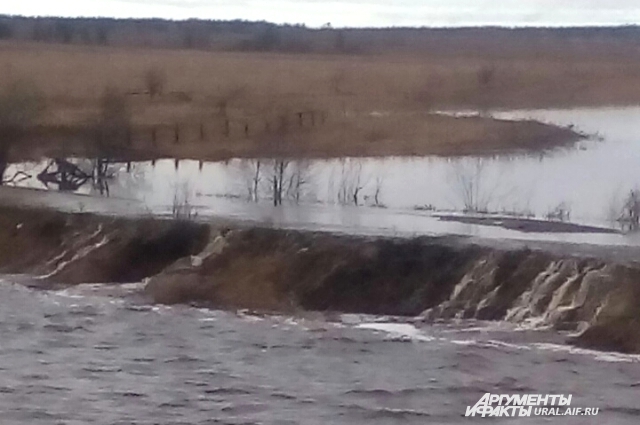 Разлившаяся река Неремка затопила дорогу, соединяющая деревни Прокопьевска Салда и Заимка (где находится интернат).