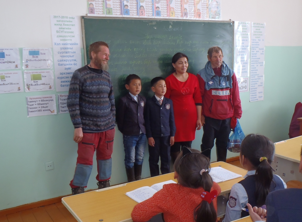 В монгольской школе уральских туристов встречали как дорогих гостей.