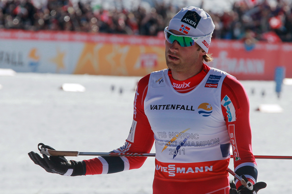Петтер Нортуг на финише в эстафетной гонке 4х10 км среди мужчин на чемпионате мира по лыжным видам спорта в итальянском Валь-ди-Фьемме.