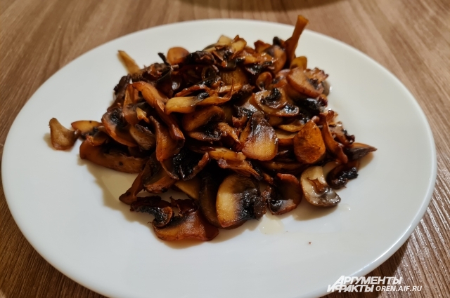 Жареные грибы наполнят блюдо вкусом и ароматом.