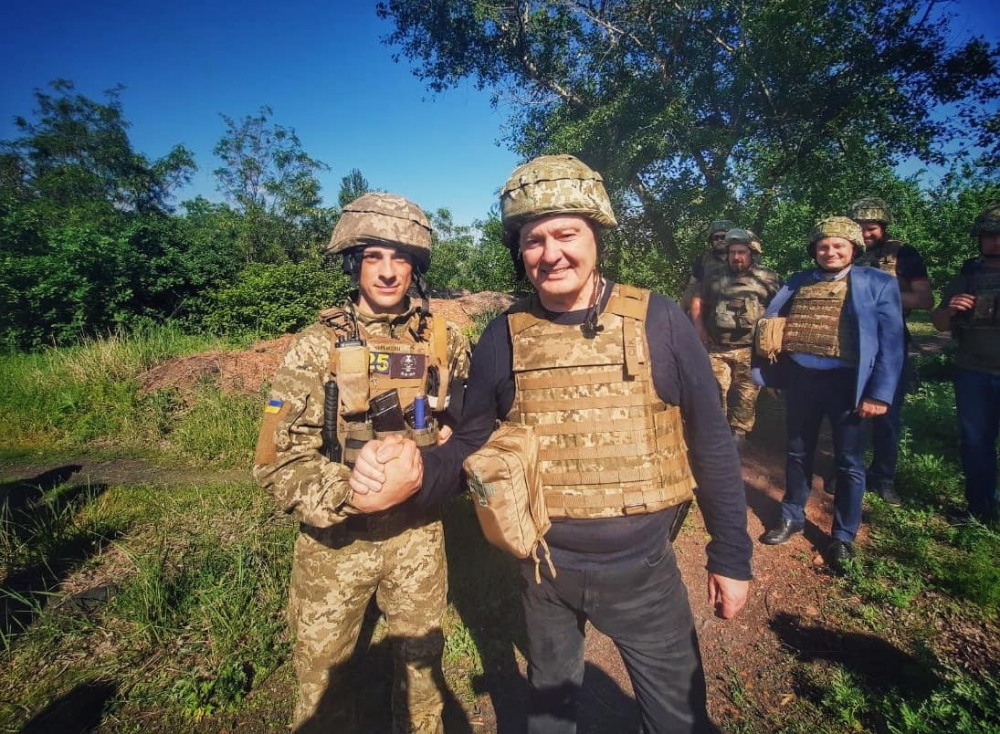 Петр Порошенко с бойцами ВСУ