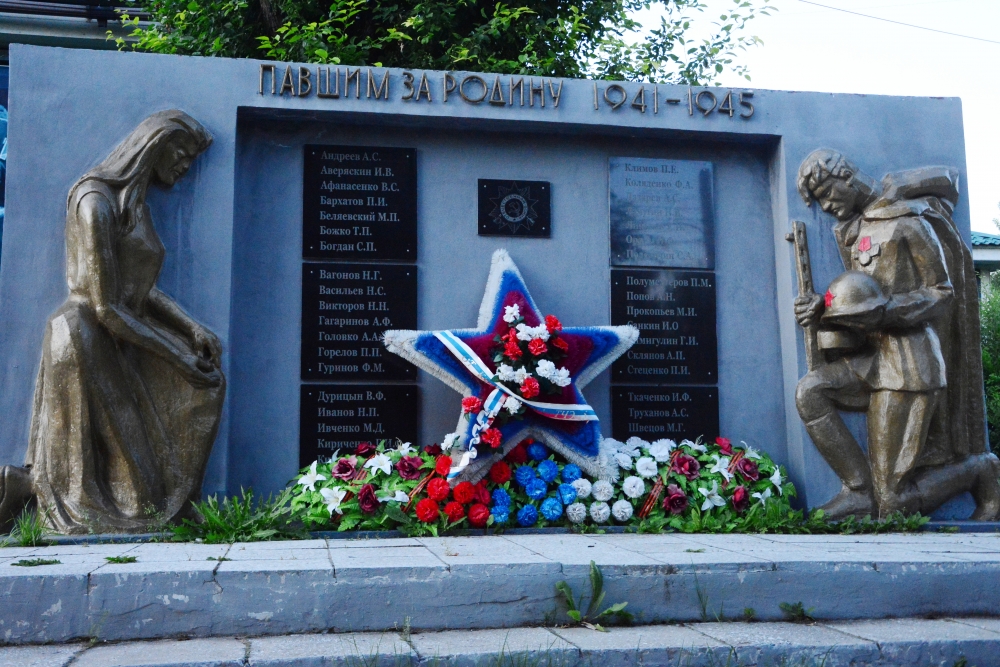 Памятник на станции «Иркутск-Сортировочный».