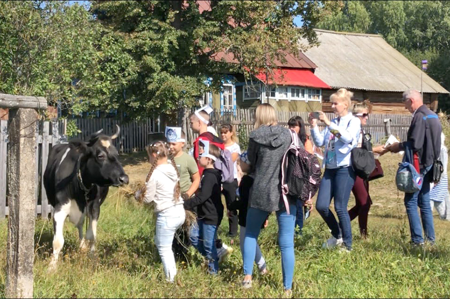 В нижегородском Простоквашине есть свой Печкин и настоящая корова Мурка. 