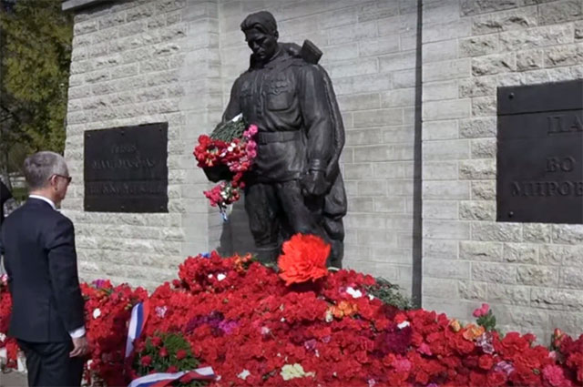 Памятник «Бронзовый солдат» перенесли из центра Таллина на кладбище.