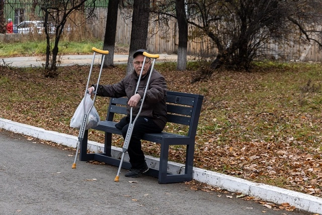 В парке больницы № 23 Екатеринбурга установил новые скамейки