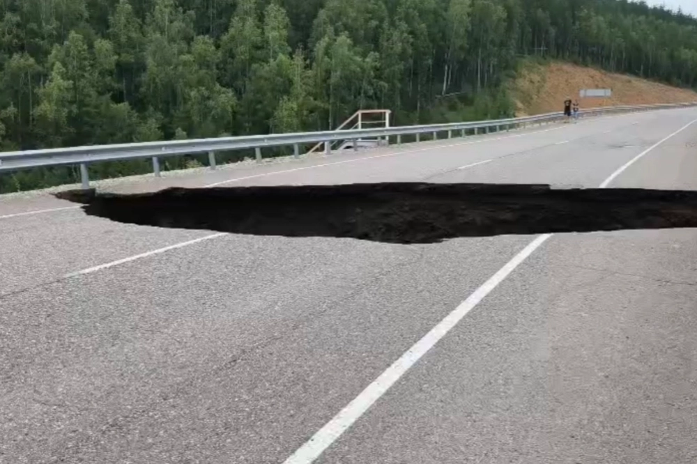 Ситуация внештатная - ранее обрушений аналогичного масштаба в регионе не фиксировалось.