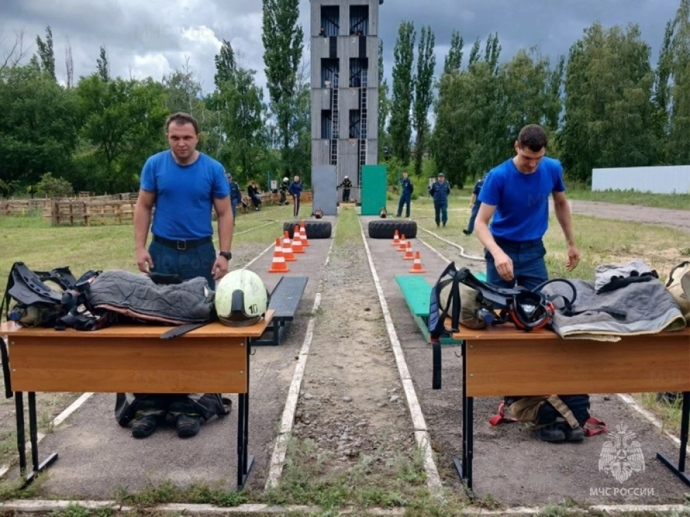 Соревнования на лучшего пожарного включали общефизическую подготовку, практические умения и медицинскую теорию.