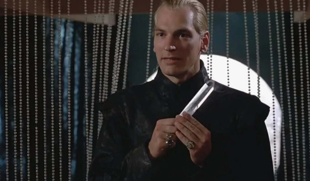 Джулиан Сэндс в фильме «Чернокнижник».