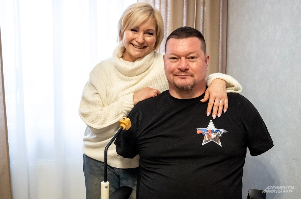 Максим Бахарев с женой.