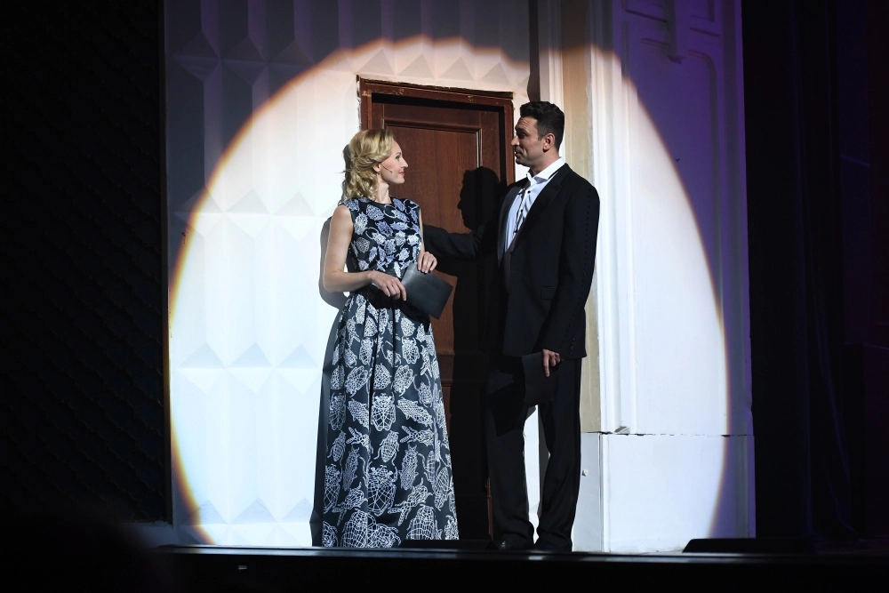 Актеры Елена Хабарова и Антон Хабаров во время выступления на премьере спектакля «Увертюра для театра с оркестром» в постановке режиссера Евгения Гомоной на сцене Московского Губернского театра.