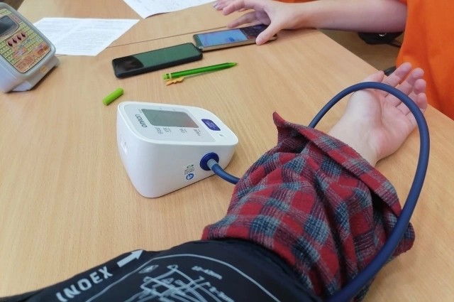 У каждого потенциального донора проверяют индекс массы тела — вес, рост, давление. Потому, что главный принцип сдачи крови — не навредить.