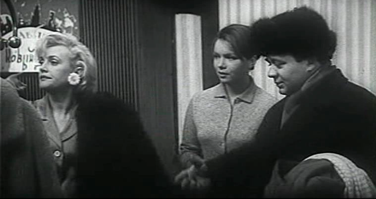 Нина Агапова (слева) в фильме «Зигзаг удачи», 1968 г. 