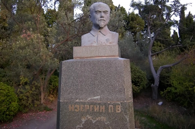 Алупка, памятник врачу Петру Изергину, с которого Чуковский «списал» Айболита.