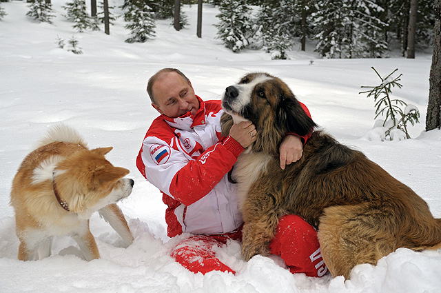 Президент России Владимир Путин с собаками Баффи и Юмэ