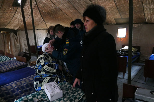 Пункт для оказания первой медицинской помощи и размещения жильцов, пострадавших в результате обстрела жилого дома украинскими силовиками, в Макеевке.