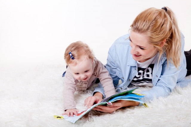 Чтение перед сном - это хороший способ наладить и сохранить контакт с ребёнком.