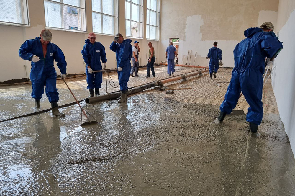 В первую очередь рабочие из Волгоградской области ремонтировали и восстанавливали школы, детские сады и другие ключевые соцобъекты. 