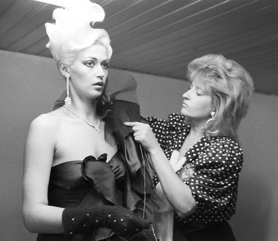 Долорес Кондрашова во время подготовки одной из моделей к показу причесок и макияжа, получивших медали на конкурсе парикмахеров «Кубок Дружбы» в Польше, 1988-й год.