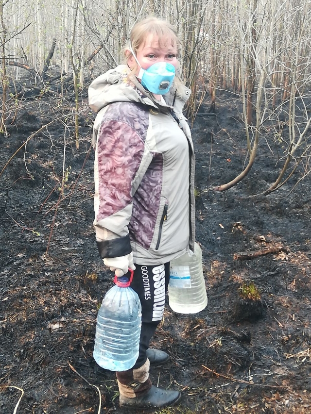 Два дня жительница Рефтинского тушит пожар вместе с сыном и его друзьями.
