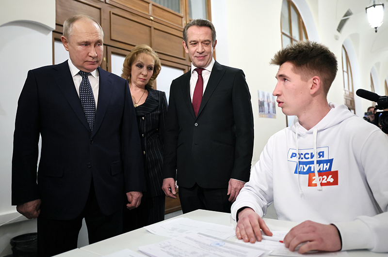 Президент РФ Владимир Путин во время посещения, в рамках избирательной компании, своего избирательного штаба в Гостином дворе в Москве.
