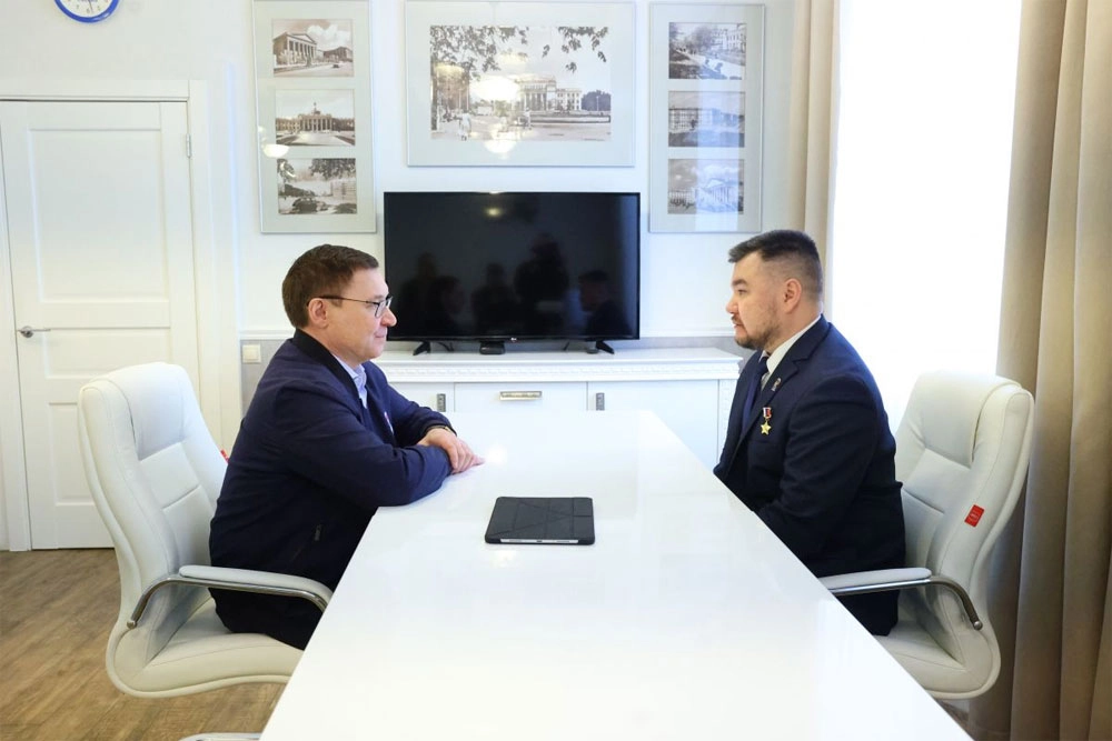 Владимир Якушев (слева) и Герой РФ Владимир Сайбель.