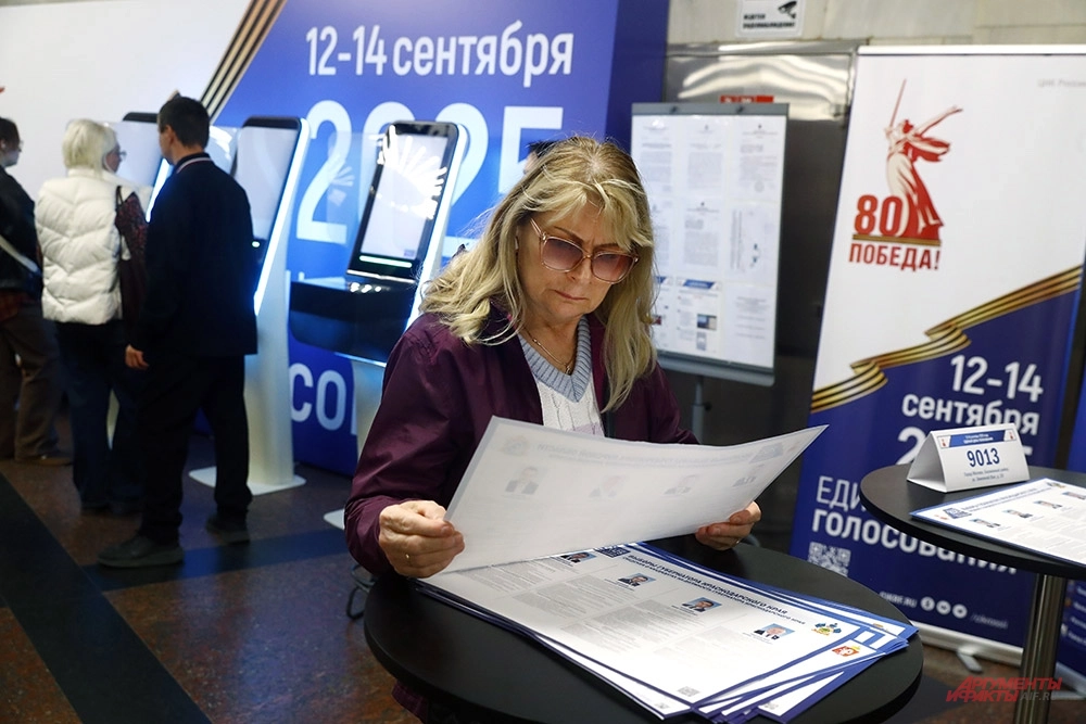 Голосование на выборах за глав регионов РФ на станции метро «Курская».